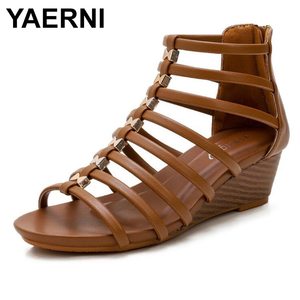 YAERNI 여름 새 여성 신발 패션 캐주얼 야외 비치 슬리퍼 편안한 플랫 바닥 발가락 샌들 플러스 크기