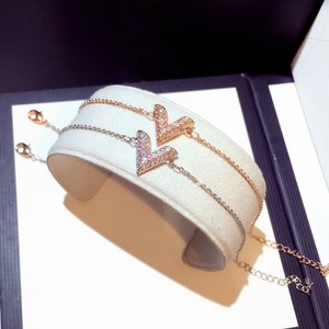 로맨틱 CZ 지르콘 V 편지 팔찌 여성 눈부신 골드 실버 색상 매력 패션 기하학적 삼각형 BANGLES