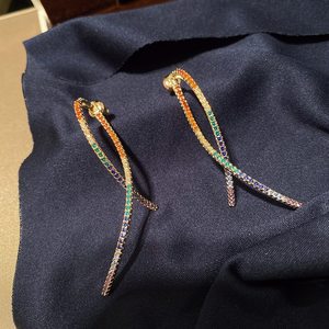 레인보우 커브 바 라디안 귀걸이, 다채로운 지르콘 선형 웨이브 트위스트 이동식 여성용 절묘한 쥬얼리